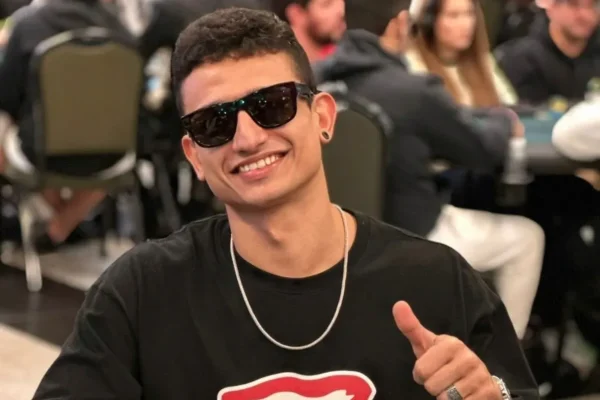 Фред Лопес выигрывает Mini Bounty Builder HR среды на PokerStars