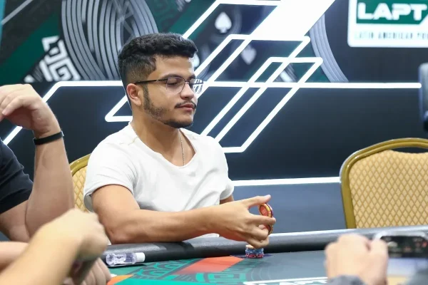 Warley Bruno поднимается на подиум Sunday Special на PokerStars