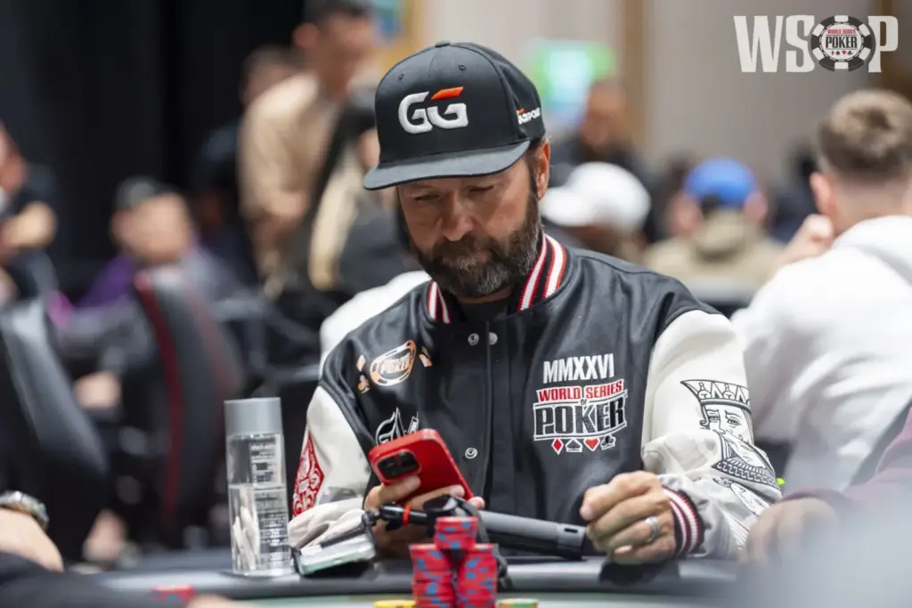 Daniel Negreanu называет зал WSOP «Сумасшедшим домом» и анализирует проигранный банк против Томаса Бувена