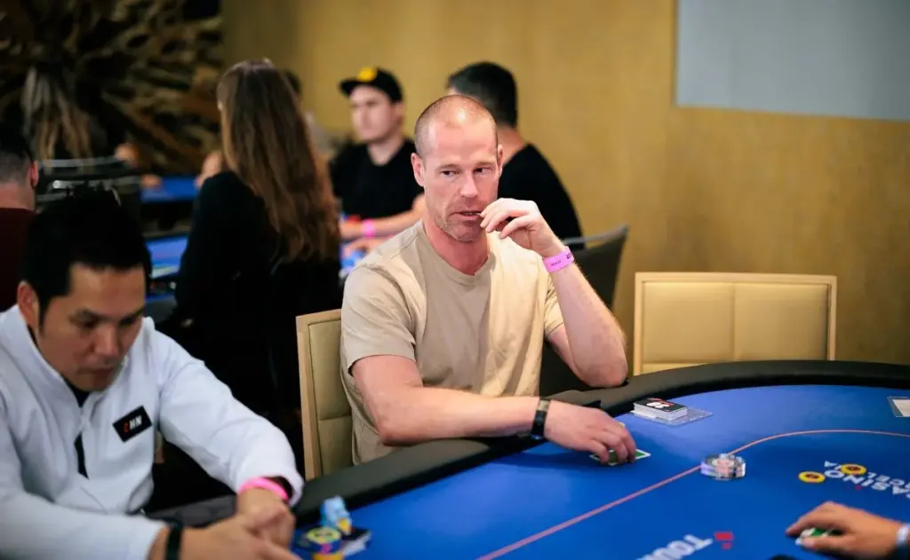 Patrik Antonius fez confusão e ficou short stack
