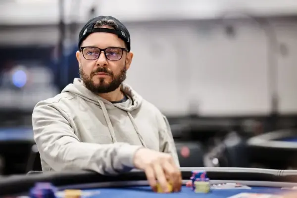 Фабиано Ковальски лидирует за финальным столом Main Event High серии Anniversary