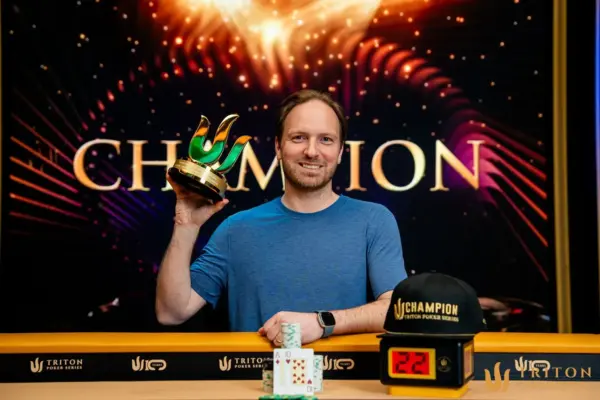 Mike Watson получает еще один чемпионский трофей на Triton Montenegro