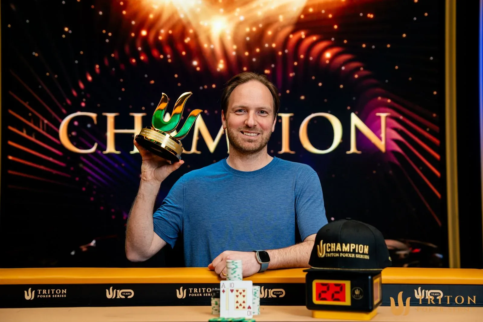Mike Watson получает еще один чемпионский трофей на Triton Montenegro
