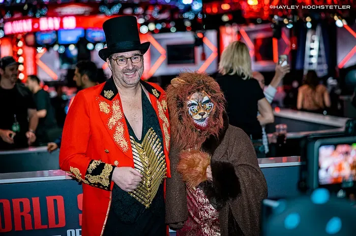 Phil Hellmuth должен носить костюм супергероя на Главном событии WSOP 2026