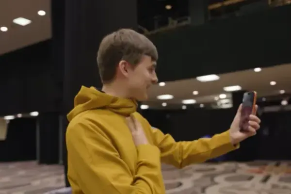 Мартин Кабрхел записывает «влог» на WSOP и показывает разговор с Шоном Дибом