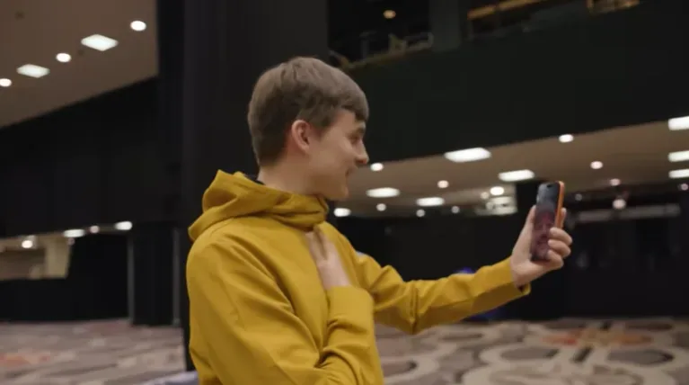 Мартин Кабрхел записывает «влог» на WSOP и показывает разговор с Шоном Дибом
