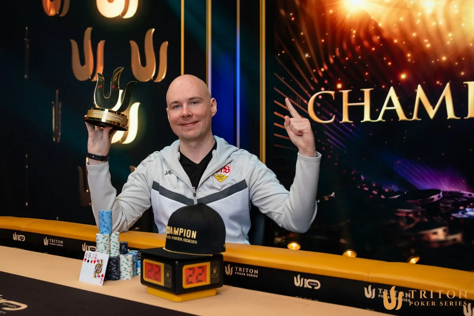 Tobias Schwecht доминирует в турнире Mix PLO/NLH на Triton Montenegro
