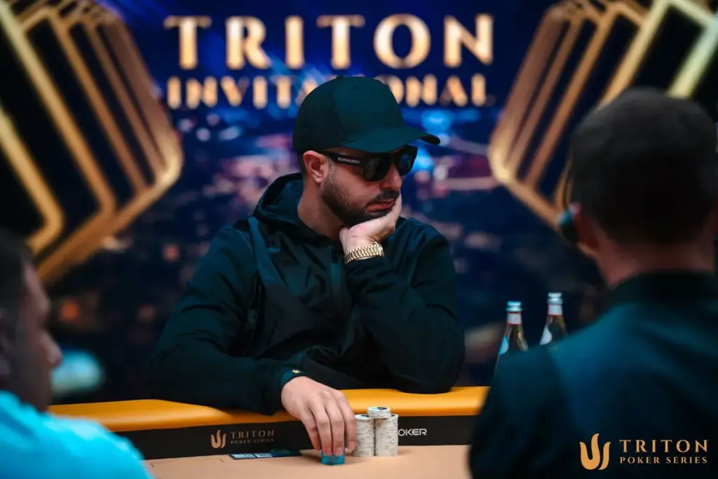 Жоао Симао входит в зону награждения на турнире 200K Triton Invitational в Черногории