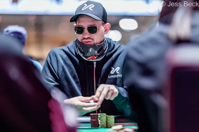 Ошибка за телевизионным столом WSOP заканчивается жестоким бэд-битом и выбыванием