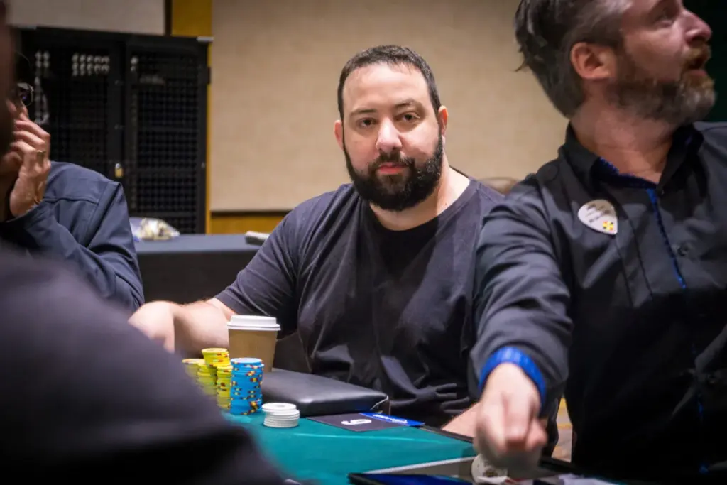 Viktor ‘Isildur’ Blom совершает ошибку и скрывает выигрышную руку во время турнира WSOP