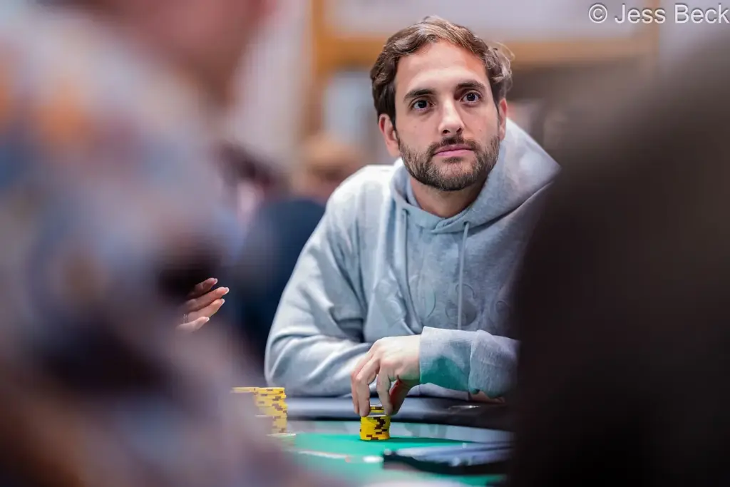Martin Kabrhel не понимает, что проиграл банк, и празднует ход на WSOP
