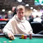 Viktor ‘Isildur’ Blom совершает ошибку и скрывает выигрышную руку во время турнира WSOP