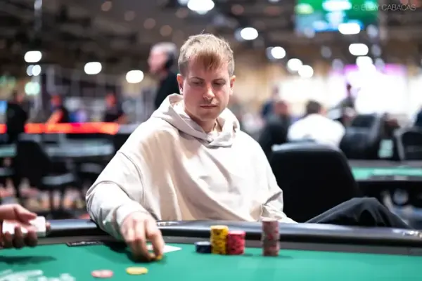 Viktor ‘Isildur’ Blom совершает ошибку и скрывает выигрышную руку во время турнира WSOP