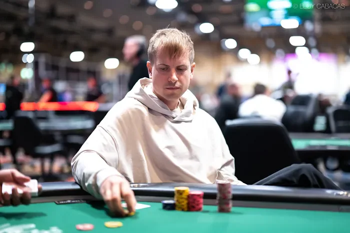 Viktor ‘Isildur’ Blom совершает ошибку и скрывает выигрышную руку во время турнира WSOP