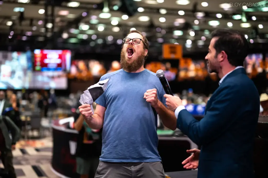 Andrew Shelton превращает 550 долларов США в 1 миллион долларов, вытягивая конверт на WSOP
