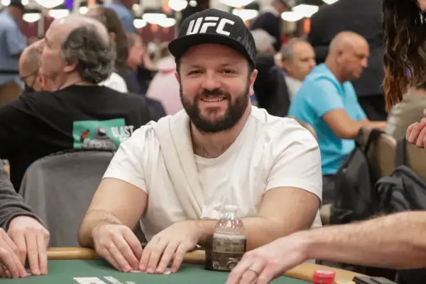 Витор Дзивилевски пришлось сменить кепку во время турнира на WSOP; объясняем