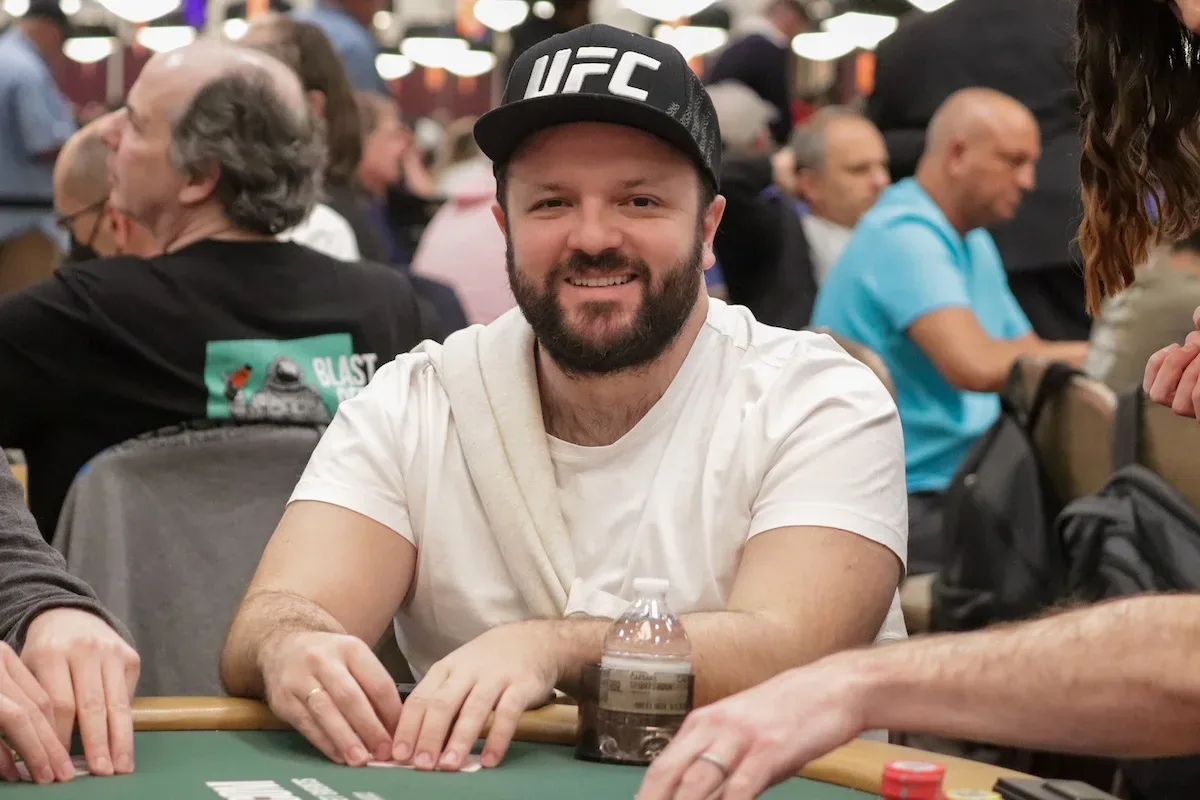 Витор Дзивилевски пришлось сменить кепку во время турнира на WSOP; объясняем
