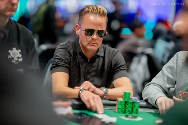 Лори Сааскилахти за финальным столом Главного События WSOP — это лучший результат Финляндии на турнире