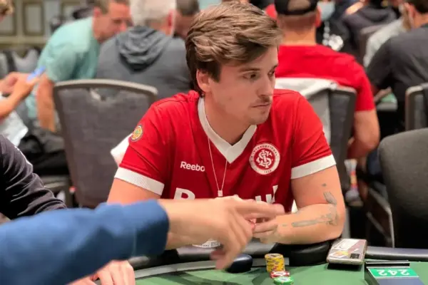 Артур Кампос завершает выступление бразильцев в Главном событии WSOP