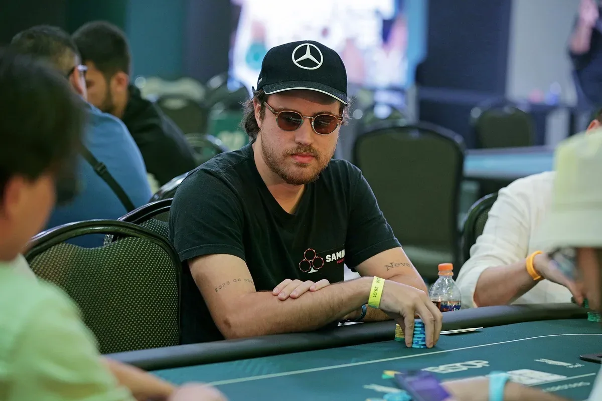 Леонардо Карлесси выигрывает Mini Bounty Builder HR на PokerStars
