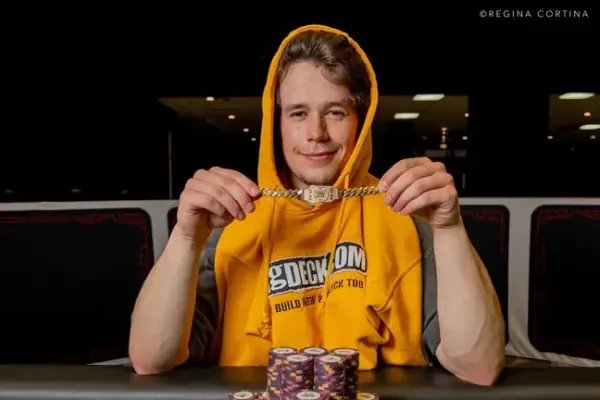 Garrett Dwire побеждает в Summer Saver на WSOP и выигрывает браслет серии