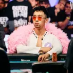 Хан Фэн выделяется на финальном столе Главного события WSOP своей эксцентричной одеждой