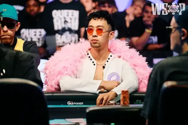 Хан Фэн выделяется на финальном столе Главного события WSOP своей эксцентричной одеждой