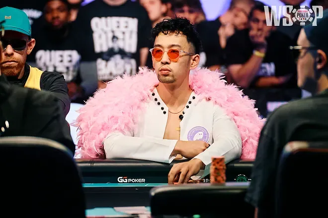 Хан Фэн выделяется на финальном столе Главного события WSOP своей эксцентричной одеждой