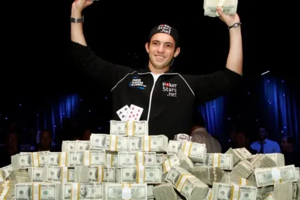 Joe Cada был единственным чемпионом Main Event WSOP моложе Джумалона; вспомним