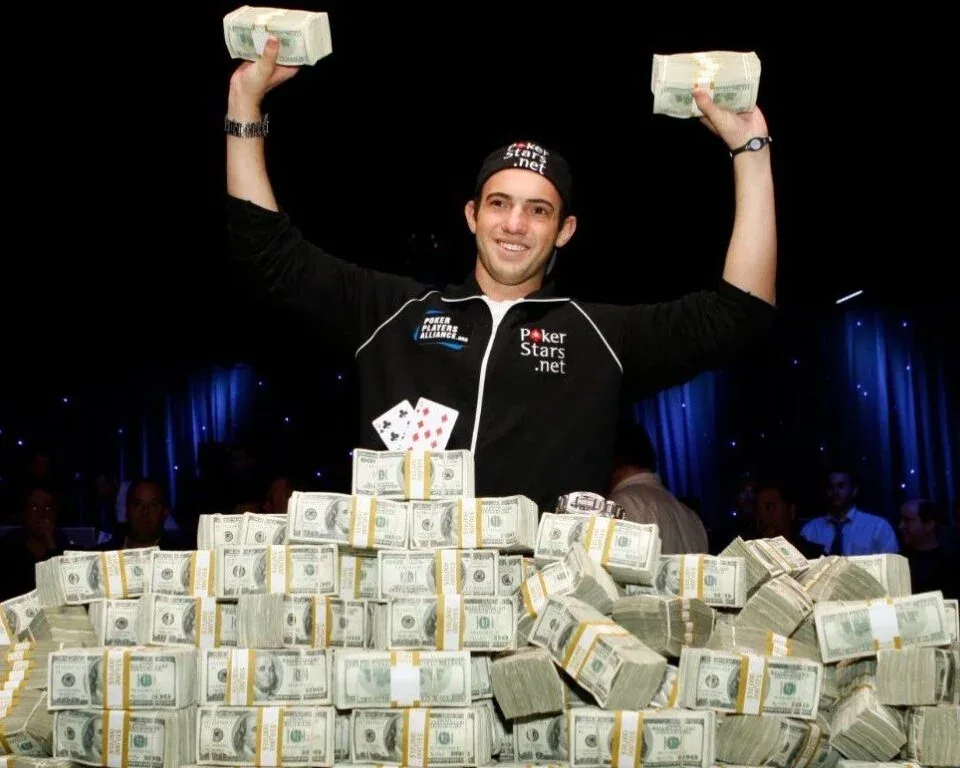 Joe Cada был единственным чемпионом Main Event WSOP моложе Джумалона; вспомним