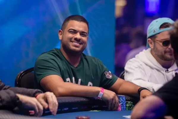 Габриэль Таварес играет в хедз-ап на турнире Prime Time с бай-ином $3,000 на GGPoker